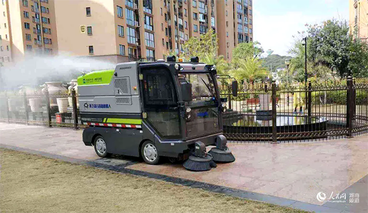 人民网报道：抗击疫情，环卫机器人显身手