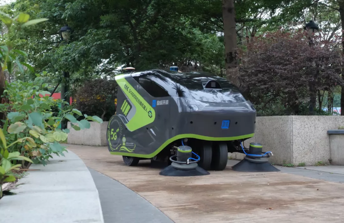 cq9电子环境5G环卫机器人亮相2021中国创新创业成果交易会